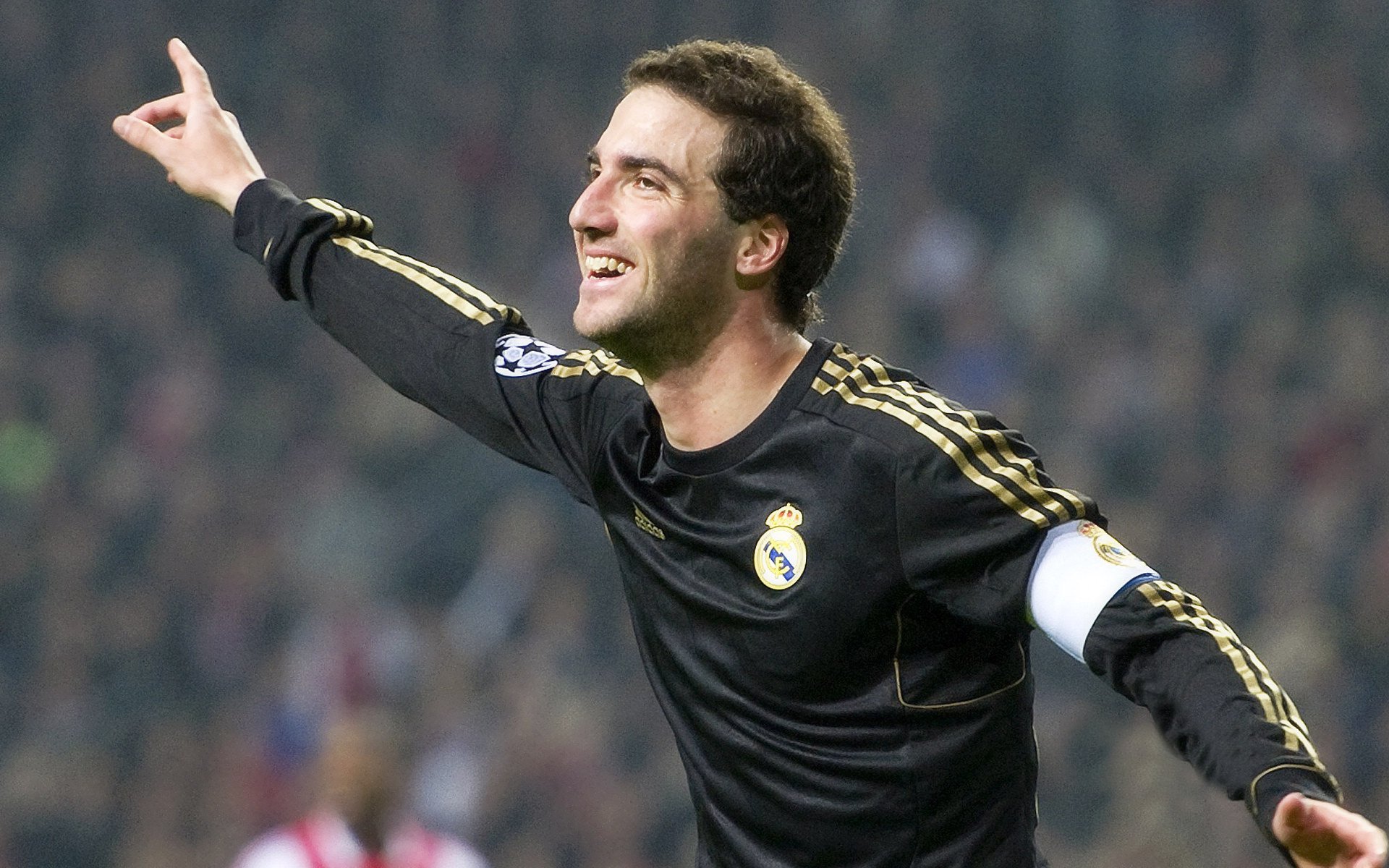 苏炳添穿越校园被学生围堵合影,苏炳添从校服